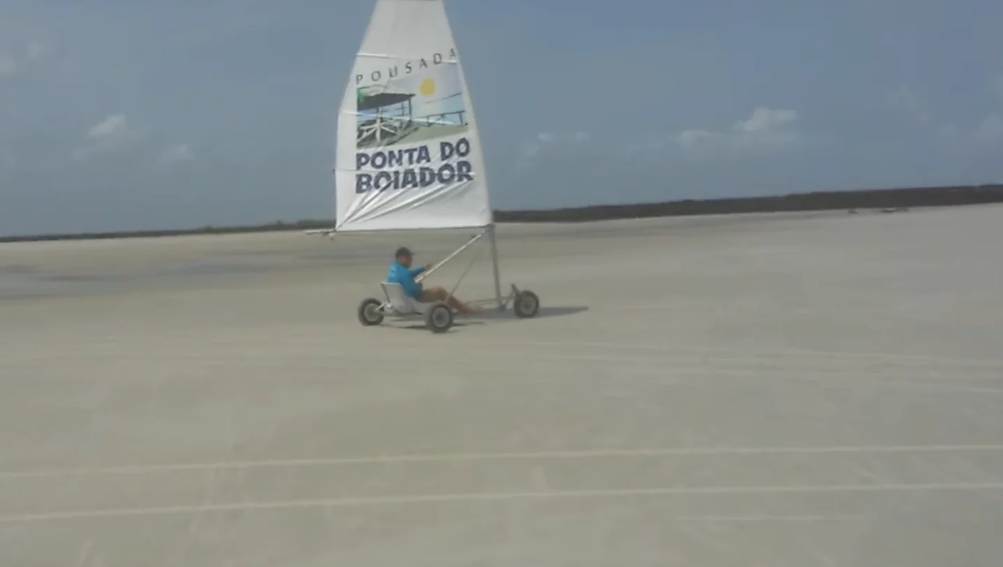 Carro a vela na praia em Salinópolis