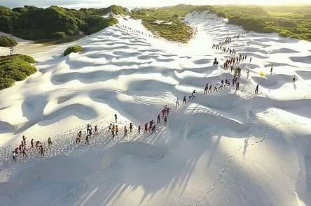 Dunas claras de Salinópolis con visitantes caminando
