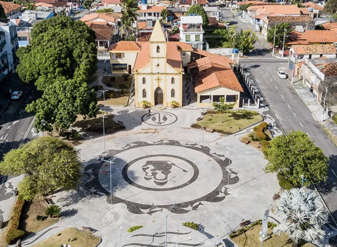 Iglesia Matriz y plaza central de Salinópolis