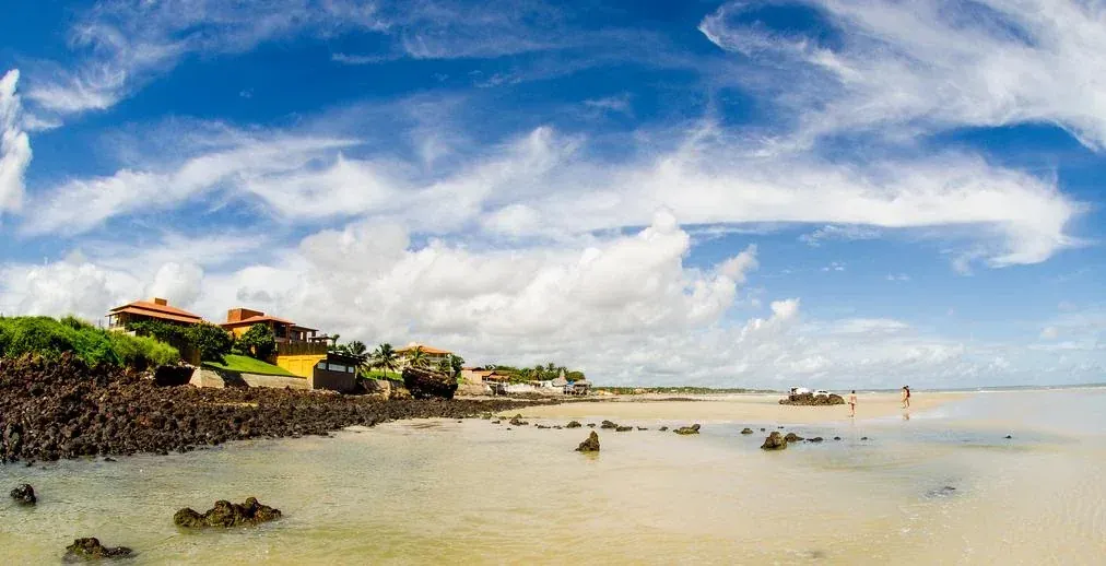 Playa y casas en la costa de la Isla de Itaranajá