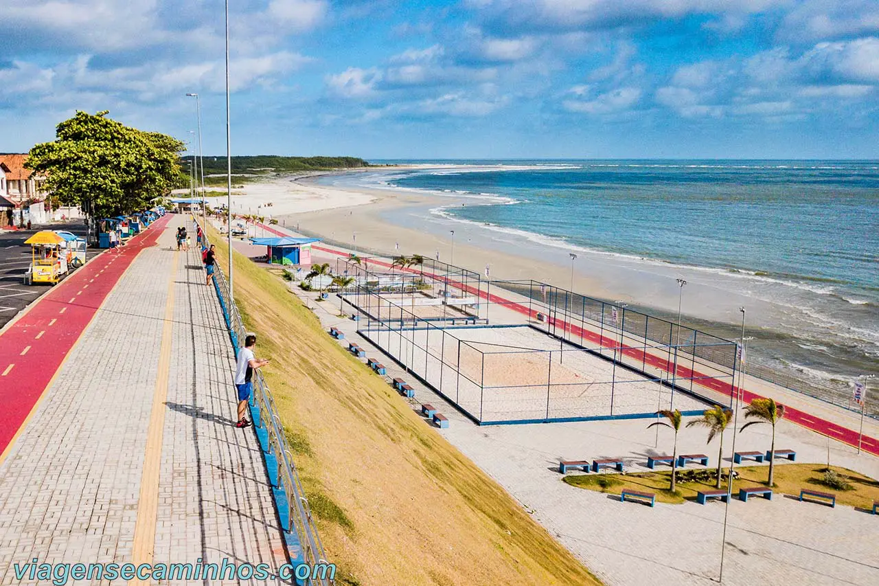Paseo marítimo, ciclovía y franja de playa en la costanera de Salinópolis