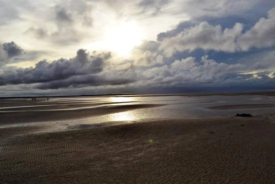 Franja de arena de la Praia da Corvina al atardecer