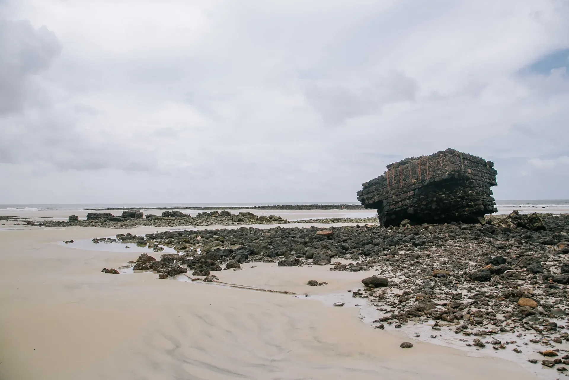 Formación rocosa y playa en la zona del Farol Velho
