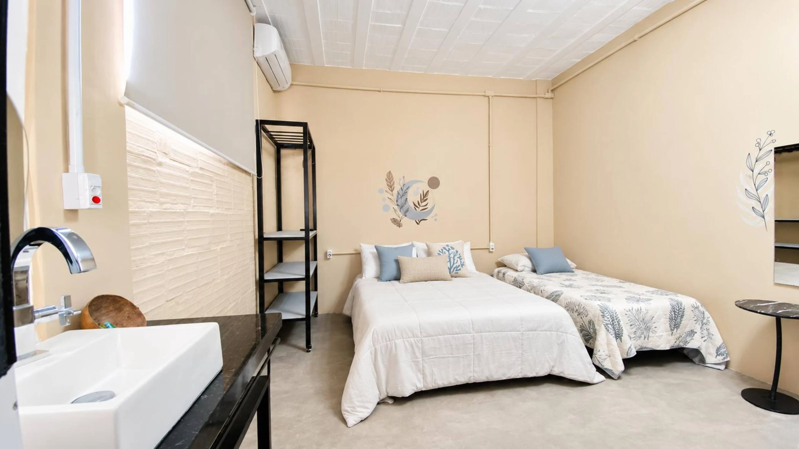 Estrela Suite with a double bed and a single bed